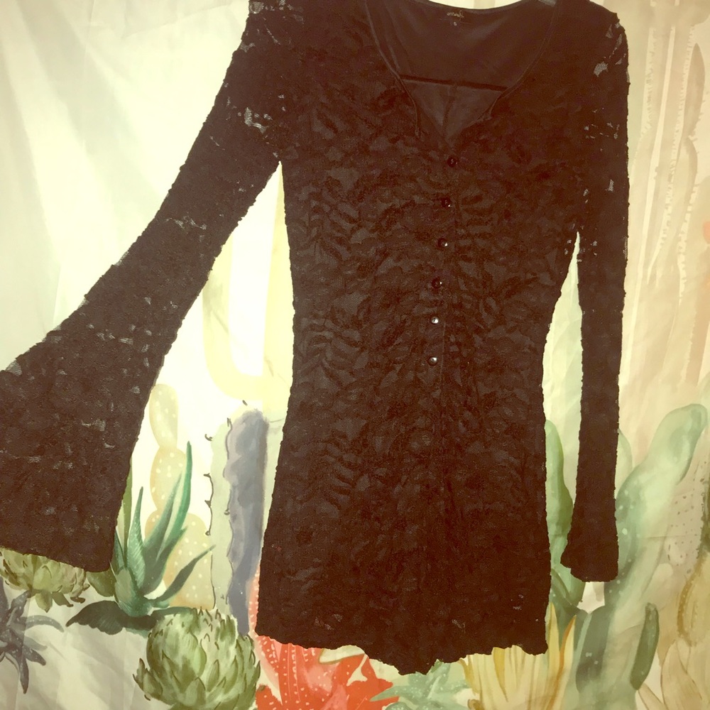 🌻bell sleeve lace button up romper